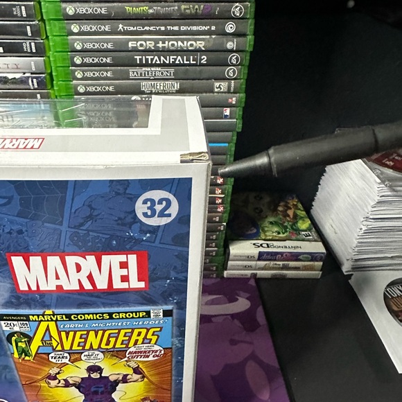 Hawkeye Funko pop With Comic Book #32

In like new condition - Picture 5 of 7